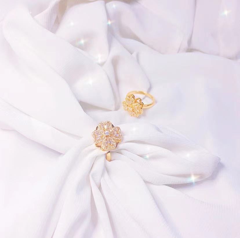 Four-Leaf Clovers Rotating Ring