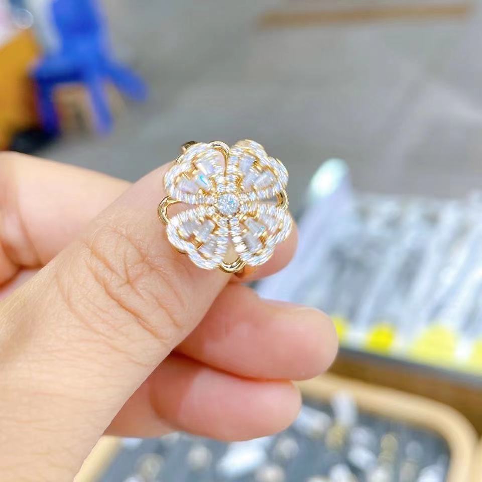 Four-Leaf Clovers Rotating Ring